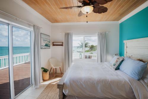 Voodi või voodid majutusasutuse Private Oceanfront, beach, dock and Hottub - The Perky Pelican toas