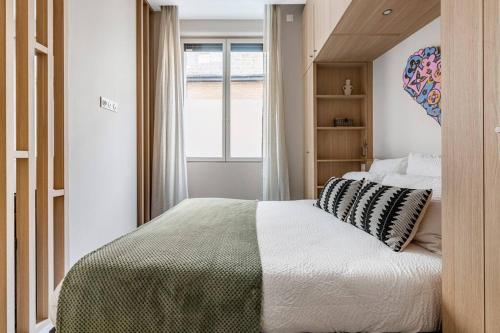 une chambre avec un lit et une fenêtre dans l'établissement Studio Standing - Centre-Ville, à Saint-Étienne