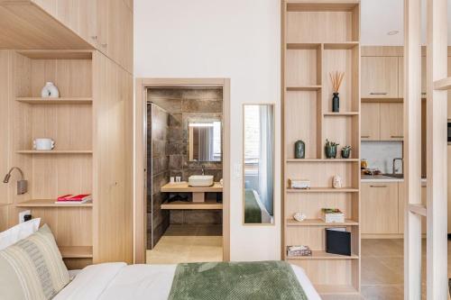 une chambre avec un lit et une salle de bain avec un lavabo dans l'établissement Studio Standing - Centre-Ville, à Saint-Étienne