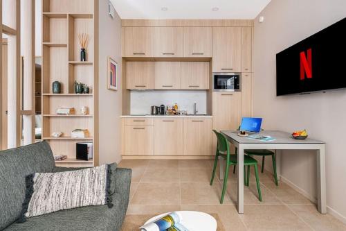 - un salon avec une table et un ordinateur portable dans l'établissement Studio Standing - Centre-Ville, à Saint-Étienne