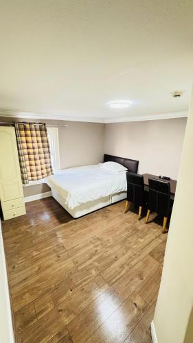 a bedroom with a bed and a desk and a bed sidx sidx sidx at White House Lodge in Cambridge