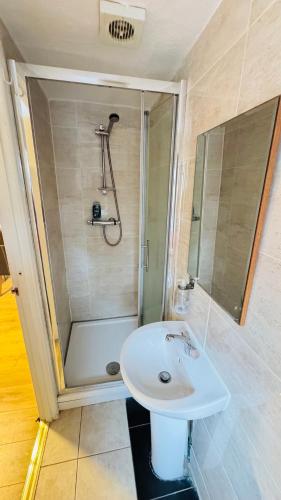 a bathroom with a shower and a sink at White House Lodge in Cambridge