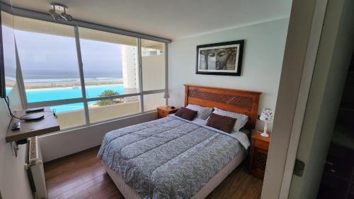 Postel nebo postele na pokoji v ubytování Laguna del mar La Serena. departamento