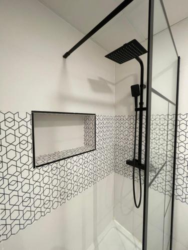 ein Bad mit einem Spiegel und einer Dusche in der Unterkunft Luxury apartment Bella Málaga in Málaga