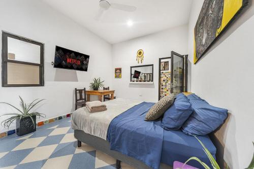 a bedroom with a king sized bed in a room at Casa Amigos in Isla Mujeres