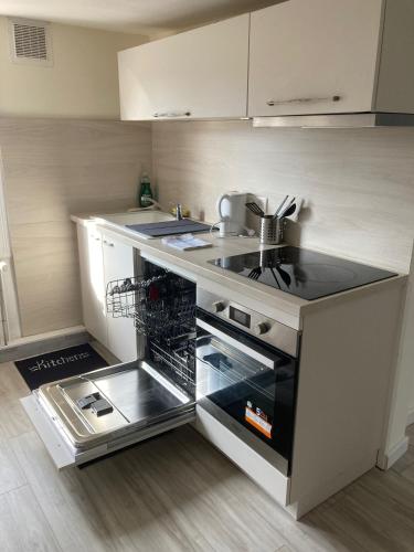 une cuisine avec un évier et une cuisinière four supérieur dans l'établissement Charmante maison de 140m2 au bord de la rivière au coeur de Wissembourg, à Wissembourg