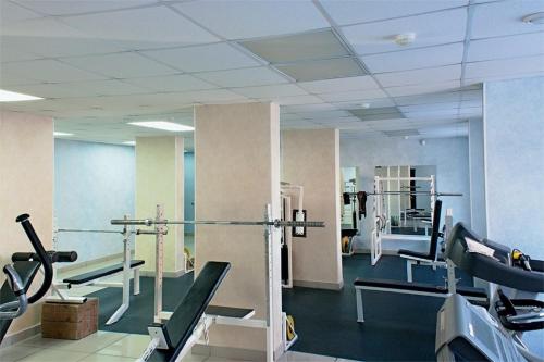 The fitness centre and/or fitness facilities at Global Sky Apartments