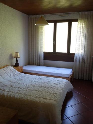 une chambre d'hôtel avec deux lits et une fenêtre dans l'établissement Résidence Majestic I - APPARTEMENT ALPE D'HUEZ QUARTIER VIEL ALPE MAE-2021, à Huez