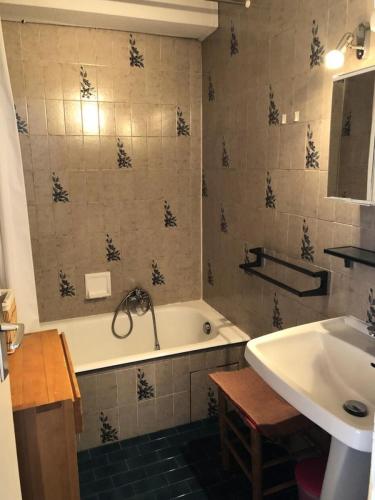 une salle de bain avec une baignoire et un lavabo dans l'établissement Résidence Majestic Ii - APPARTEMENT ALPE D'HUEZ QUARTIER VIEL ALPE MAE-2031, à Huez
