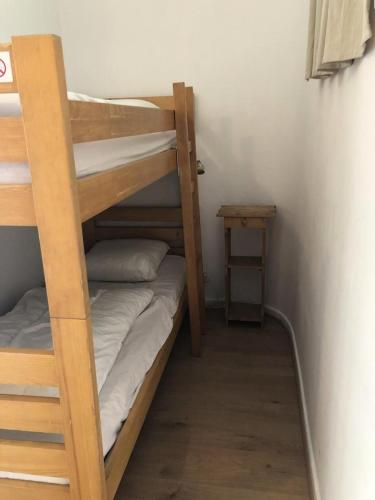 une chambre avec deux lits superposés et une table dans l'établissement Résidence Majestic Ii - APPARTEMENT ALPE D'HUEZ QUARTIER VIEL ALPE MAE-2031, à Huez
