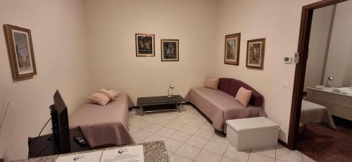 un salon avec un canapé et une télévision dans l'établissement Villa Gaudi, à Cornegliano Laudense