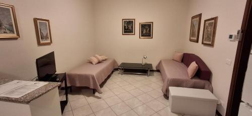 un salon avec deux canapés et une table dans l'établissement Villa Gaudi, à Cornegliano Laudense