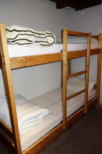 quelques lits superposés dans une chambre dans l'établissement Résidence Maison De L'alpe - APPARTEMENT ALPE D'HUEZ QUARTIER VIEL ALPE MAE-2051, à Huez