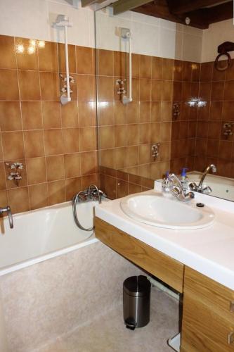 une salle de bain avec un lavabo et une baignoire dans l'établissement Résidence Maison De L'alpe - APPARTEMENT ALPE D'HUEZ QUARTIER VIEL ALPE MAE-2051, à Huez