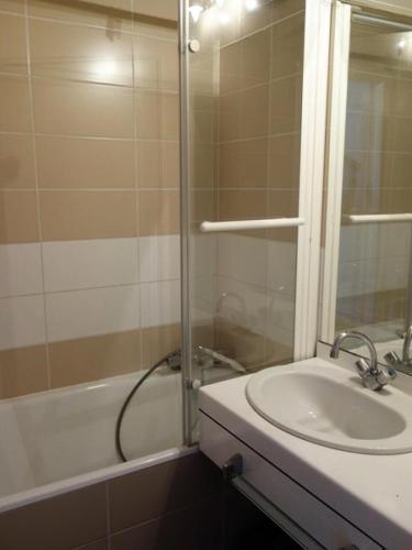 une salle de bain avec un lavabo, une douche et une baignoire dans l'établissement Résidence Maison De L'alpe - APPARTEMENT ALPE D'HUEZ QUARTIER VIEL ALPE MAE-2041, à Huez