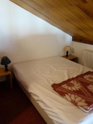 Ce lit se trouve dans un dortoir doté de 2 lampes sur les tables. dans l'établissement Résidence Maison De L'alpe - APPARTEMENT ALPE D'HUEZ QUARTIER VIEL ALPE MAE-2041, à Huez