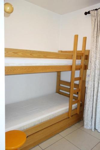 quelques lits superposés dans une chambre dans l'établissement Résidence Helios - APPARTEMENT ALPE D'HUEZ ROUTE DU COULET CENTRE STATION MAE-2101, à Huez