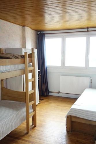 - une chambre avec 2 lits superposés et 2 fenêtres dans l'établissement Résidence Chanses - APPARTEMENT ALPE D'HUEZ QUARTIER DU VIEL ALPE MAE-2061, à Huez