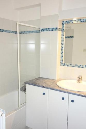 une salle de bain blanche avec un lavabo et une douche dans l'établissement Résidence Chanses - APPARTEMENT ALPE D'HUEZ QUARTIER DU VIEL ALPE MAE-2061, à Huez