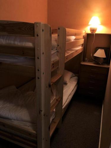 quelques lits superposés dans une chambre dans l'établissement Résidence Majestic Ii - APPARTEMENT ALPE D'HUEZ QUARTIER VIEL ALPE MAE-2091, à Huez