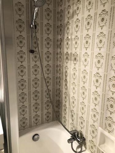 La salle de bains est pourvue d'une douche murale. dans l'établissement Résidence Majestic Ii - APPARTEMENT ALPE D'HUEZ QUARTIER VIEL ALPE MAE-2091, à Huez