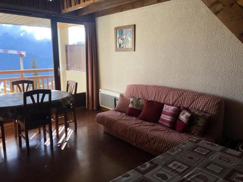 un salon avec un canapé et une table dans l'établissement Résidence Musardiere - APPARTEMENT ALPE D'HUEZ CENTRE STATION MAE-2111, à Huez