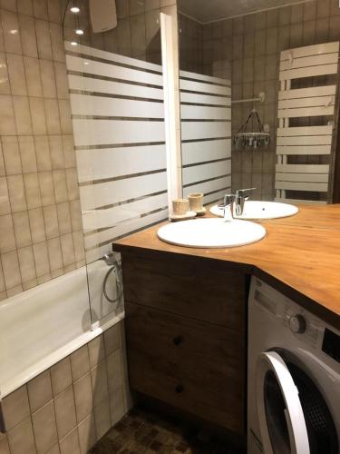 une salle de bain avec un lavabo et une machine à laver dans l'établissement Résidence Musardiere - APPARTEMENT ALPE D'HUEZ CENTRE STATION MAE-2111, à Huez