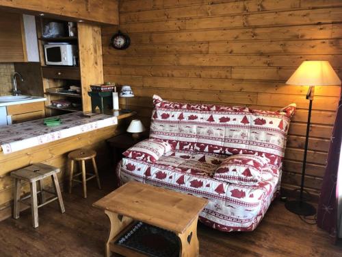 un salon avec un canapé et une table dans l'établissement Résidence Musardiere - APPARTEMENT ALPE D'HUEZ CENTRE STATION MAE-2131, à Huez