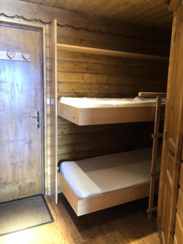 Cette chambre comprend 2 lits superposés et une porte. dans l'établissement Résidence Musardiere - APPARTEMENT ALPE D'HUEZ CENTRE STATION MAE-2131, à Huez