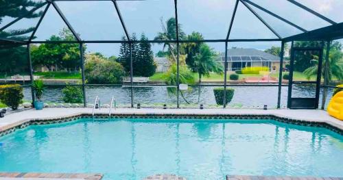 Πισίνα στο ή κοντά στο Hidden Secret Waterfront Retreat