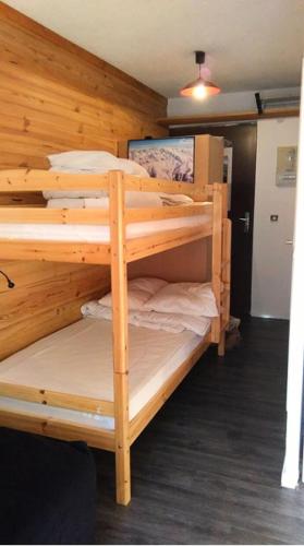 Postel nebo postele na pokoji v ubytování Résidence Skisud - APPARTEMENT ALPE D'HUEZ QUARTIER BAS DE STATION MAE-2151