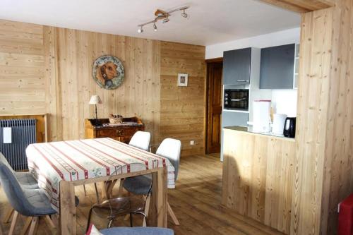 une cuisine et une salle à manger avec une table et des chaises dans l'établissement Résidence Kandahar - APPARTEMENT ALPE D'HUEZ AVENUE DU RIF NEL MAE-2201, à Huez