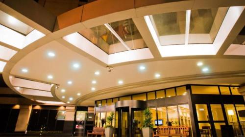 a building with a domed ceiling with skylights at Suitel Espetacular aeroporto Congonhas in Sao Paulo