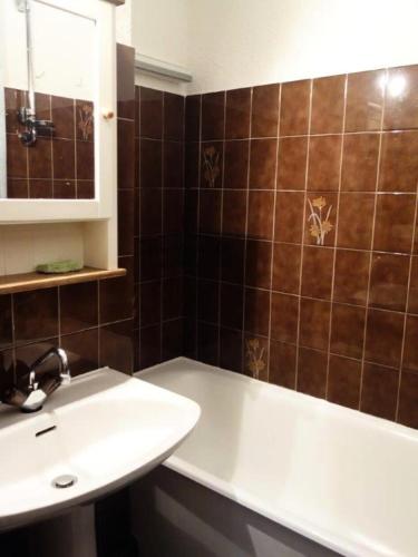 une salle de bain avec un lavabo et une baignoire dans l'établissement Résidence Menandiere - APPARTEMENT ALPE D'HUEZ CENTRE STATION MAE-2241, à Huez