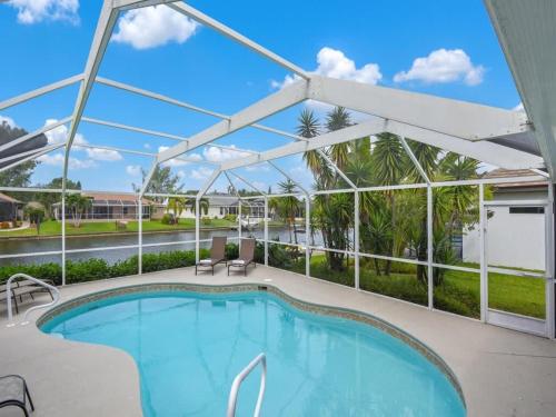 Πισίνα στο ή κοντά στο Sunshine Home Retreat Heated Pool on Canal