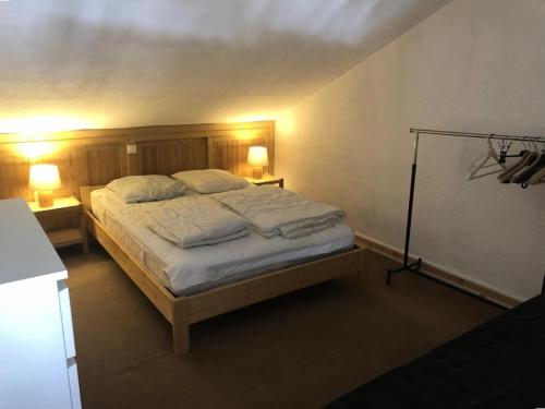 - une chambre avec un lit avec deux lampes et deux tables dans l'établissement Résidence Skisun - APPARTEMENT ALPE D'HUEZ CENTRE STATION MAE-2271, à Huez