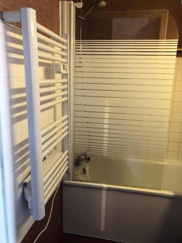 La salle de bains est pourvue d'une baignoire, d'une fenêtre et d'un lavabo. dans l'établissement Résidence Skisun - APPARTEMENT ALPE D'HUEZ CENTRE STATION MAE-2271, à Huez