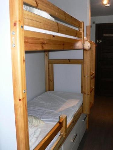 quelques lits superposés dans une chambre dans l'établissement Résidence Samovar - APPARTEMENT ALPE D'HUEZ QUARTIER CENTRE STATION MAE-2291, à Huez