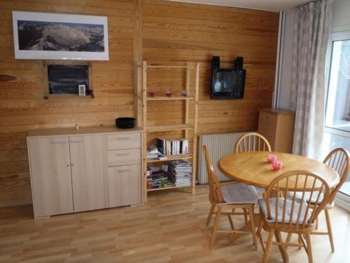une cuisine et une salle à manger avec une table et des chaises dans l'établissement Résidence Choucas - APPARTEMENT ALPE D'HUEZ AVENUE DU RIFNEL MAE-2301, à Huez