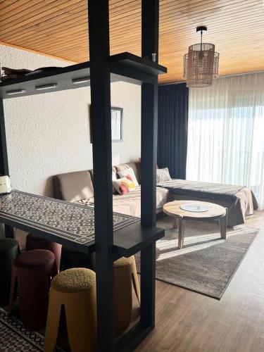 un salon avec un canapé et une table dans l'établissement Résidence Montana - APPARTEMENT ALPE D'HUEZ HAUT DE STATION MAE-2331, à Huez