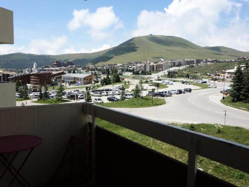 - un balcon offrant une vue sur la ville et la montagne dans l'établissement Résidence Bergers P&v - APPARTEMENT ALPE D'HUEZ QUARTIER BERGERS MAE-2371, à Huez