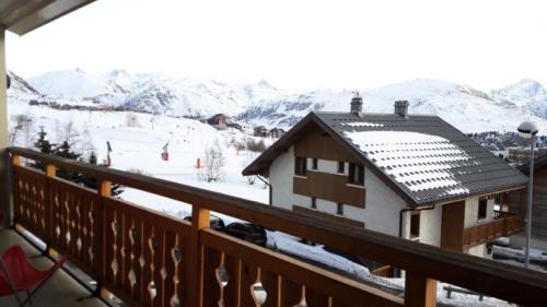 - une vue sur la neige depuis le balcon d'une maison dans l'établissement Résidence Alpe 2000 - APPARTEMENT ALPE D'HUEZ HAUT DE STATION MAE-2341, à Huez