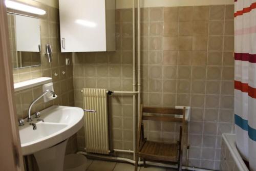 une salle de bain avec un lavabo, des toilettes et un miroir dans l'établissement Résidence Alpe 2000 - APPARTEMENT ALPE D'HUEZ HAUT DE STATION MAE-2341, à Huez