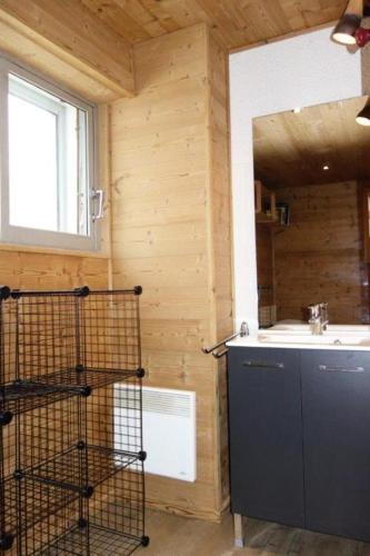 La salle de bains est pourvue d'un lavabo et d'un comptoir. dans l'établissement Résidence Grand Sablat B - APPARTEMENT ALPE D'HUEZ HAUT DE STATION MAE-2351, à Huez