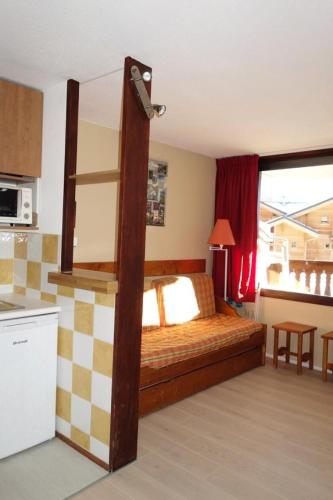 - une chambre avec un lit dans une pièce avec une cuisine dans l'établissement Résidence Maeva Les Melezes - APPARTEMENT ALPE D'HUEZ QUARTIER BERGERS MAE-2391, à Huez