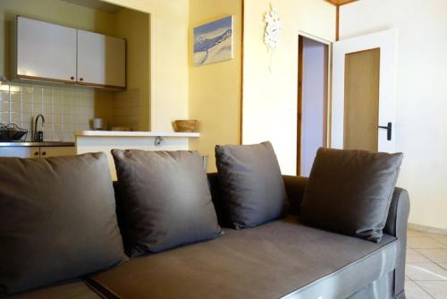 - un canapé avec trois oreillers dans la cuisine dans l'établissement Résidence Choucas - APPARTEMENT ALPE D'HUEZ QUARTIER CENTRE STATION MAE-2401, à Huez