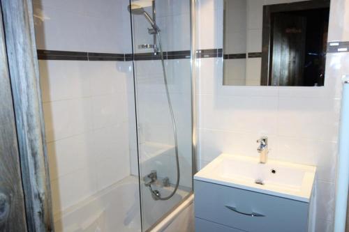 une salle de bain blanche avec une douche et un lavabo dans l'établissement Résidence Taburle - APPARTEMENT ALPE D'HUEZ HAUT DE STATION MAE-2421, à Huez
