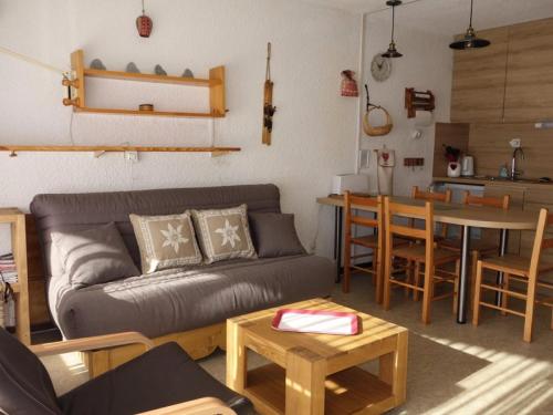 un salon avec un canapé et une table dans l'établissement Résidence Meije - APPARTEMENT ALPE D'HUEZ CENTRE STATION MAE-2411, à Huez
