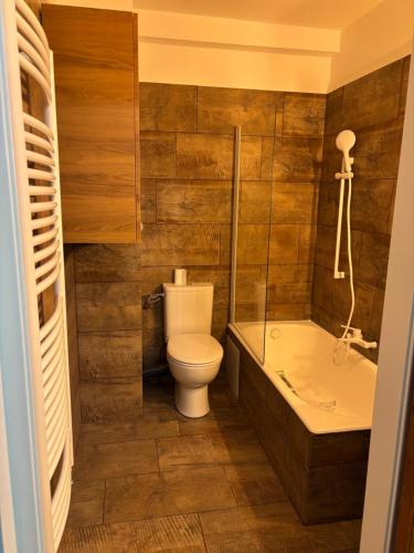 une salle de bain avec toilettes et baignoire dans l'établissement Elégant studio de 25m2, à Saint-Laurent-du-Var