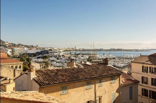 une vue d'un port avec des bateaux dans l'eau dans l'établissement Le Suquet - Château - Palais - Seaview - WIFI, à Cannes